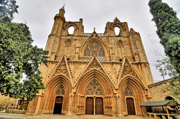 Fototapeta na wymiar Meczet Lali Mustafy Paszy w Famaguście wzniesiony pierwotnie jako gotycka katedra św. Mikołaja,