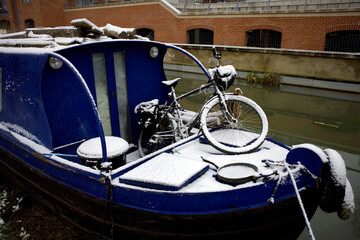 Snow, narrowboat and bicycle, winter on the South Oxford Canal,  City of Oxford, Oxfordshire, Oxon, England, 