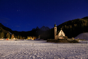 chiesetta di San Giovanni in Ranui, in val di Funes. Sullo sfondo le Odle.