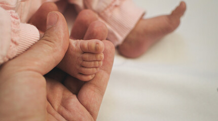 Obraz na płótnie Canvas Small cute newborn girl feet.