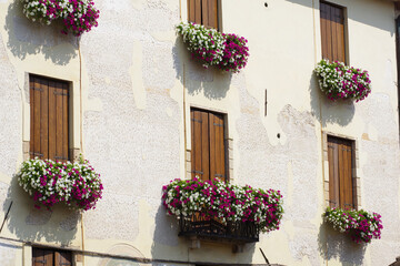 Naklejka premium Détails architecturaux du village alpin d'Asolo