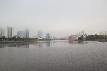 Obraz premium city embankment in the fog