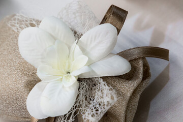 Wedding favors with white flower