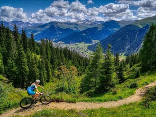 Fototapeta na wymiar Davos Alpen Bike Tour mit atemberaubender Sicht auf Davos Dorf, Singeltrail