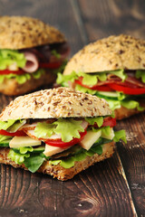 Sandwiches with whole grain bread, ham and vegetables	
