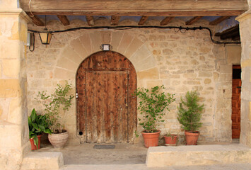 Fototapeta na wymiar Fachada con puerta de madera antigua.