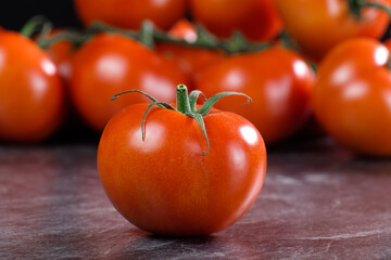 Frische rote Tomaten auf einer dunklen Küchenplatte