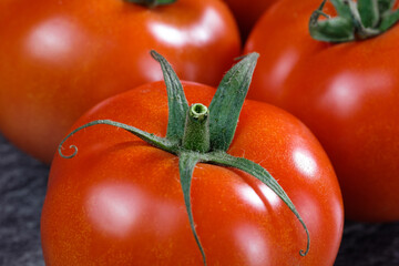Nahaufnahme / Makro einer frischen saftigen roten Tomate