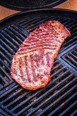 Barbecue Wagyu Bavette Steak vom Rind gegrillt auf einem Holz Kohle Grill als close-up