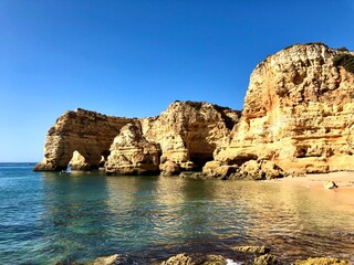 Fototapeta premium mehrere gelbe felsen an der algarve