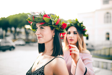 Ragazza con corona di alloro per la laurea in testa