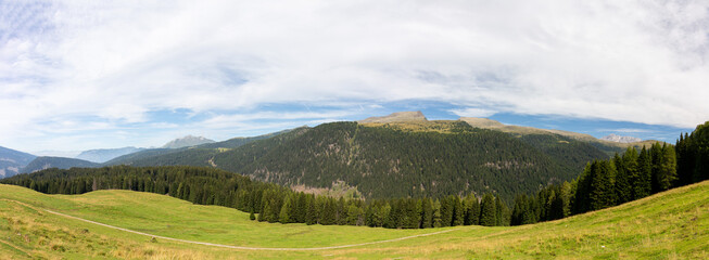 Panorama vallata di montagna