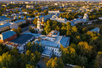 Obraz premium panoramic view of the old city district with old buildings and a church filmed from a drone