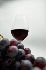 Copa de vino enfocada con uvas en primer plano