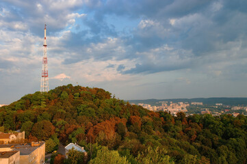 Obraz premium Panoramic view of High Castle hill with yellowed autumn trees and TV tower against picturesque sky, Lviv, Ukraine.