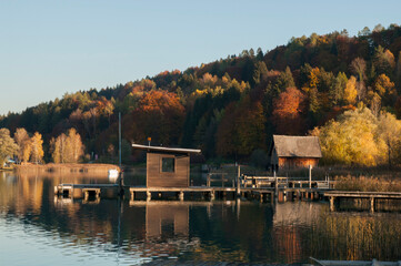Fototapeta na wymiar Herbststimmung am See in Kärnten, Österreich