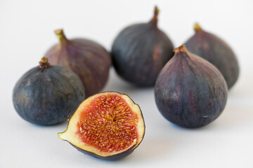 Feigen auf weißem Grund