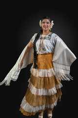 bailarina mujer de con traje folklorico de campeche, vestido dorado con blusa blanca bordada, cadenas de oro y rebozo blanco, traje tradicional del estado de Campeche mexico