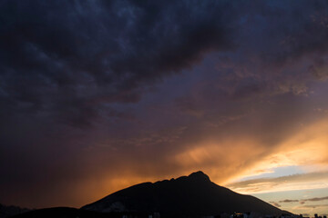 Atardecer de montaña con rayos de sol
