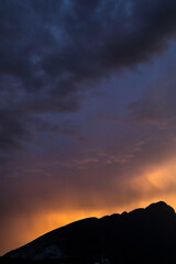Atardecer de montaña con rayos de sol