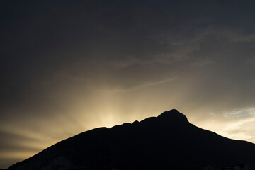 Atardecer de montaña con rayos de sol