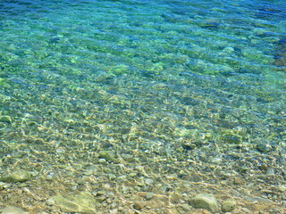 Klares Wasser, Strand, Felsen, Steine im Meer, Adria, Istrien, Kroatien