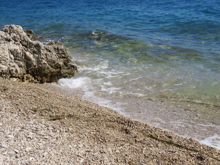 Felsen am Kiesstrand an der Adria, Istrien, Kroatien