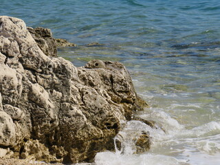 Felsen am Kiesstrand an der Adria, Istrien, Kroatien