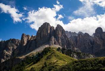 Fototapeta premium Vista delle Dolomiti dal Passo Gardena in giornata soleggiata