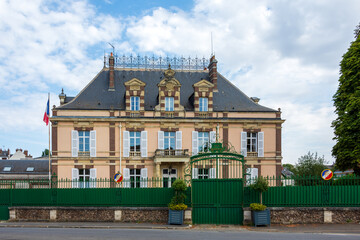 Vue extérieure du bâtiment de la sous-préfecture de Dreux, Eure-et-Loir, France.