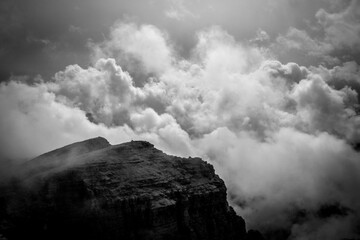 Vista ad alta quota delle nuvole dal Sass Pordoi in bianco e nero