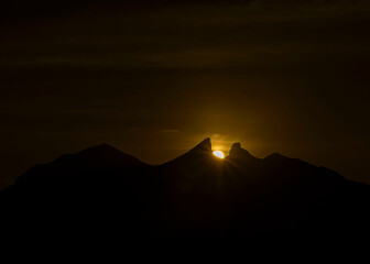 Sol saliendo de montaña