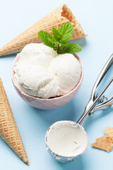 Vanilla ice cream scoopes