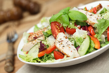 Salatteller mit Hähnchenbrustfilet