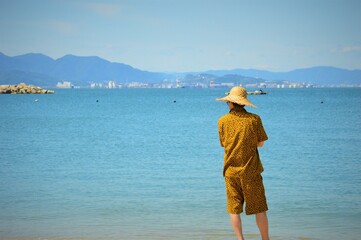 ヒョウ柄の男@海　