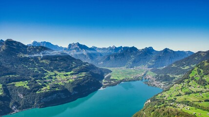 Fototapeta na wymiar Aussicht Weesen mit Walensee und Bergkulisse, Bergsee, lake