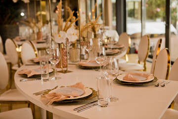 Fototapeta na wymiar Table setting at a luxury wedding and Beautiful flowers on the table.