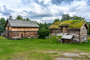 Fototapeta na wymiar Traditionelle Holzhäuser mit grünem Bewuchs in der Stadt Geilo in Südnorwegen