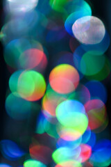 Bokeh von schimmernden Glitzerpunkten auf blauen Luftschlangen (blur, Lichtreflexion)