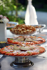 Travessas de marisco no buffet