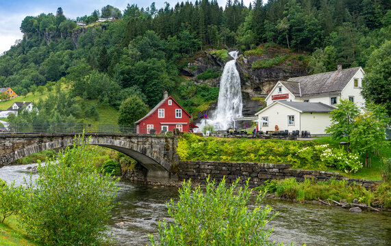 Urlaub in S&uuml;d-Norwegen: Norheimsund und der Steinsdalsfossen - ein Wasserfall, durch den man durch gehen kann