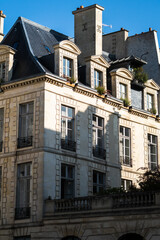 Fototapeta na wymiar Elegant typical Parisian building