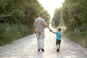 Obraz premium father and son go on the road