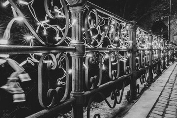 Un garde-corps en noir et blanc décoré pour noël