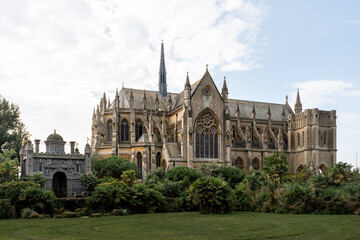 Obraz premium Arundel Cathedral church of our lady and St Philip Howard in West Sussex, England. Summer 2020 flowers blooming.