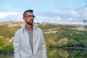 Portrait d'un homme dans un parc