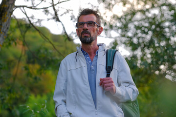 Portrait d'un homme dans un parc