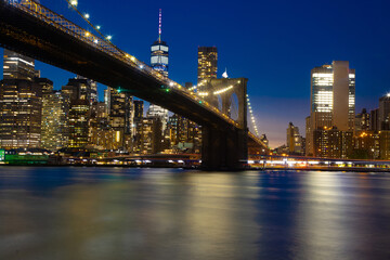 Fototapeta na wymiar Brooklyn bridge at night with water reflection