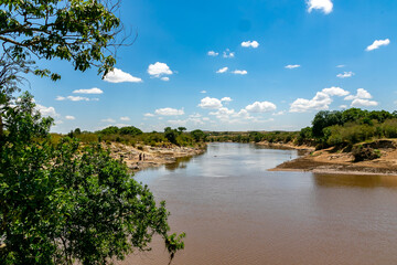 Fototapeta na wymiar ケニアのマサイマラ国立保護区で見た、マラ川と快晴の青空