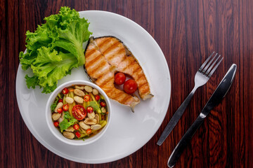 Spicy fried salmon salad